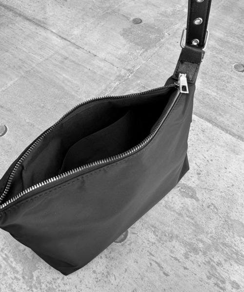 LVEU.（ラブユ.）の「【LVEU.】ベルトショルダースクエアバッグ / バッグ 鞄 BAG ショルダー スクエア 斜め掛け ブラック（ショルダーバッグ・レディース・ブラック・FREE）」の6枚目の写真