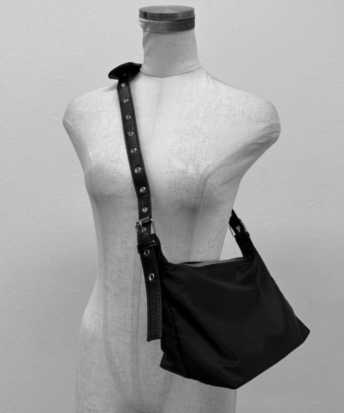 LVEU.（ラブユ.）の「【LVEU.】ベルトショルダースクエアバッグ / バッグ 鞄 BAG ショルダー スクエア 斜め掛け ブラック（ショルダーバッグ・レディース・ブラック・FREE）」の8枚目の写真