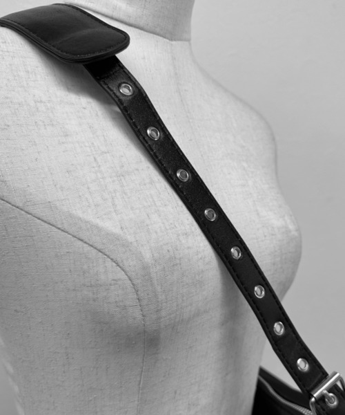 LVEU.（ラブユ.）の「【LVEU.】ベルトショルダースクエアバッグ / バッグ 鞄 BAG ショルダー スクエア 斜め掛け ブラック（ショルダーバッグ・レディース・ブラック・FREE）」の10枚目の写真