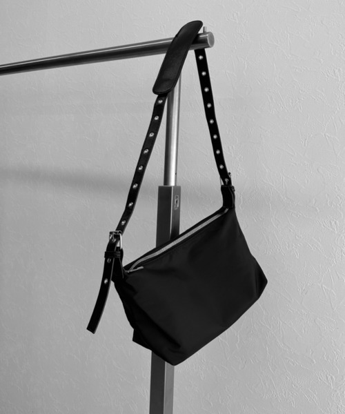 LVEU.（ラブユ.）の「【LVEU.】ベルトショルダースクエアバッグ / バッグ 鞄 BAG ショルダー スクエア 斜め掛け ブラック（ショルダーバッグ・レディース・ブラック・FREE）」の15枚目の写真