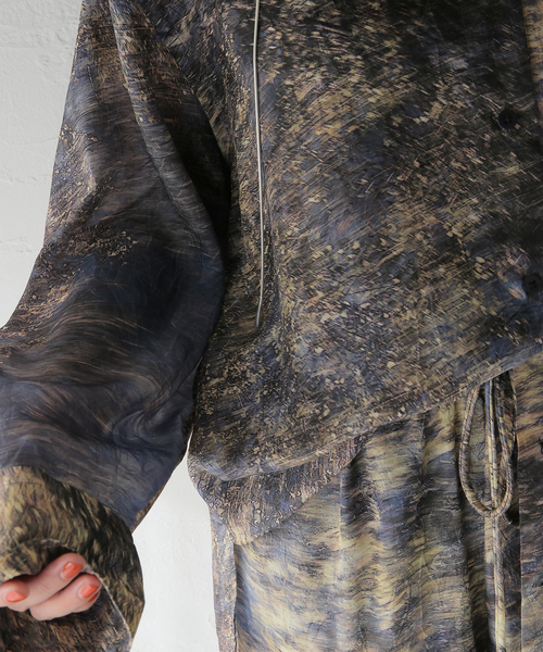 SAYAKADAVIS(サヤカディヴィス)の「【SAYAKADAVIS/サヤカデイヴィス】Crushed Cupro PT wide sleeve:シャツ(シャツ/ブラウス・レディース・ネイビー・MEDIUM)」の7枚目の写真