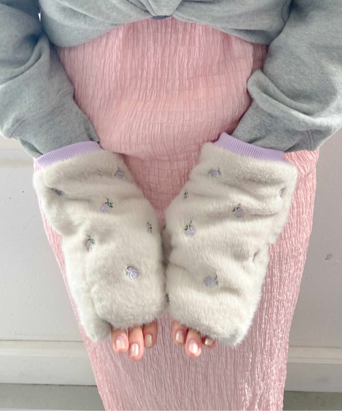 Casselini(キャセリーニ)の「Casselini(キャセリーニ)フラワー刺繍アームウォーマー(手袋・レディース・ブルー/オレンジ/オフホワイト・FREE)」の2枚目の写真