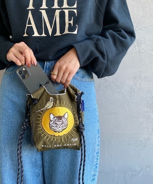 Ball&Chain（ボールアンドチェーン）の「[BALL&CHAIN/ボールアンドチェーン] D.CAT 刺繍デザインナイロンバッグ スモールサイズ（ショルダーバッグ・レディース・カーキ・S）」の9枚目の写真