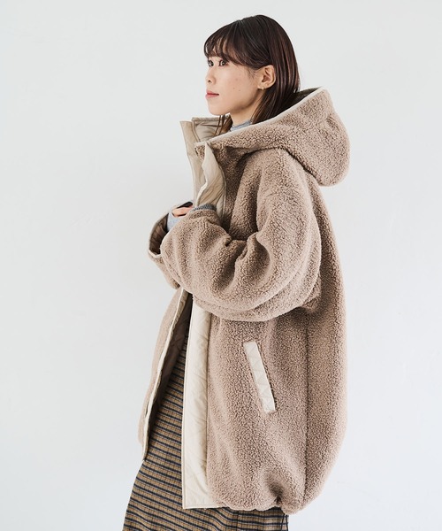 ベージュ ボアフードジャケット オーバーサイズ Crisp（クリスプ）の「オーバーボアフードコート（その他アウター