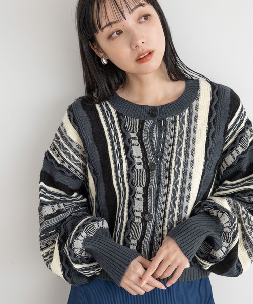LOWRYS FARM(ローリーズファーム)の「2WAY柄ショートカーディガン 102893(ニット/セーター・レディース・オフホワイト/ブラック/ベージュ・FREE)」の2枚目の写真