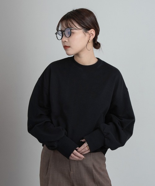 Amiur（エミレ）の「design line tuck sleeve sweat / デザインラインタックスリーブスウェット（スウェット・レディース・グレー/ホワイト/ブラック・FREE）」の2枚目の写真