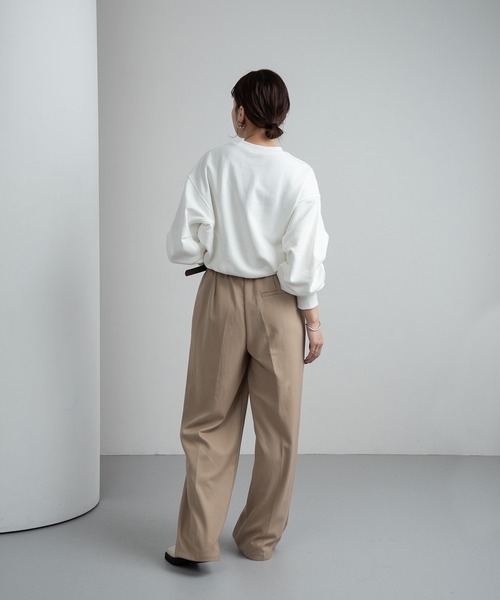 Amiur（エミレ）の「design line tuck sleeve sweat / デザインラインタックスリーブスウェット（スウェット・レディース・グレー/ホワイト/ブラック・FREE）」の7枚目の写真