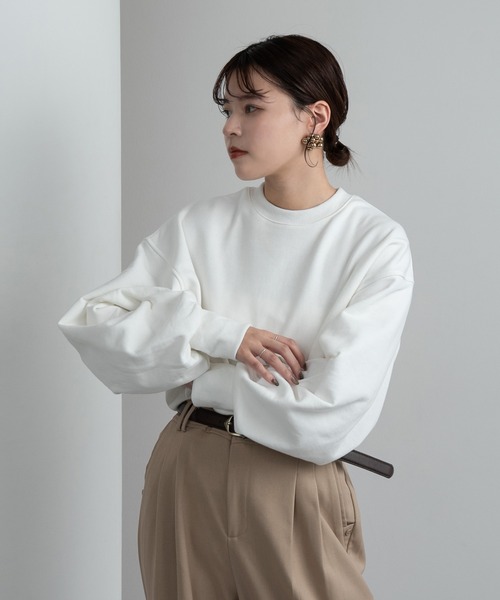 Amiur（エミレ）の「design line tuck sleeve sweat / デザインラインタックスリーブスウェット（スウェット・レディース・グレー/ホワイト/ブラック・FREE）」の4枚目の写真