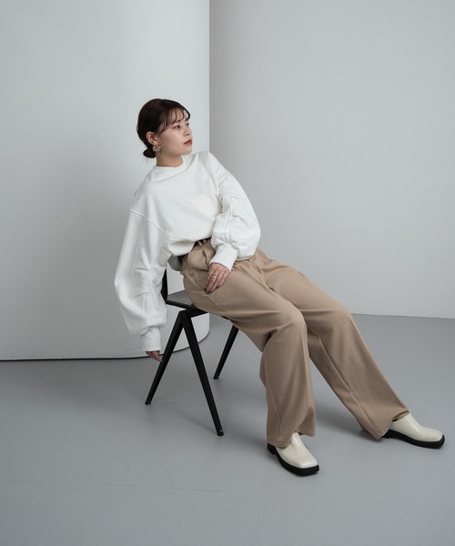 Amiur（エミレ）の「design line tuck sleeve sweat / デザインラインタックスリーブスウェット（スウェット・レディース・グレー/ホワイト/ブラック・FREE）」の10枚目の写真