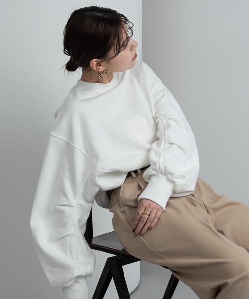 Amiur（エミレ）の「design line tuck sleeve sweat / デザインラインタックスリーブスウェット（スウェット・レディース・グレー/ホワイト/ブラック・FREE）」の11枚目の写真