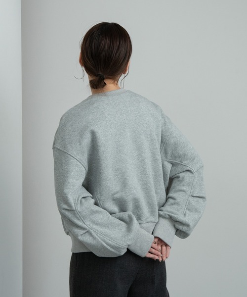 Amiur（エミレ）の「design line tuck sleeve sweat / デザインラインタックスリーブスウェット（スウェット・レディース・グレー/ホワイト/ブラック・FREE）」の14枚目の写真