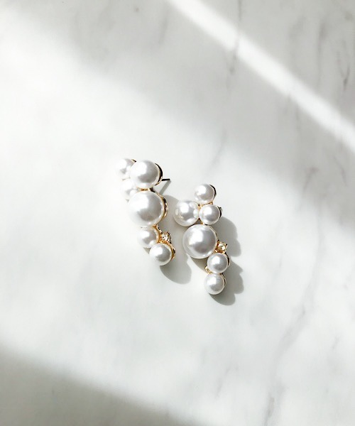 TIMELESS&THREE(タイムレスアンドスリー)の「ランダムパールモチーフラインピアス(ピアス(両耳用)・レディース・シルバー/ゴールド・FREE)」の1枚目の写真