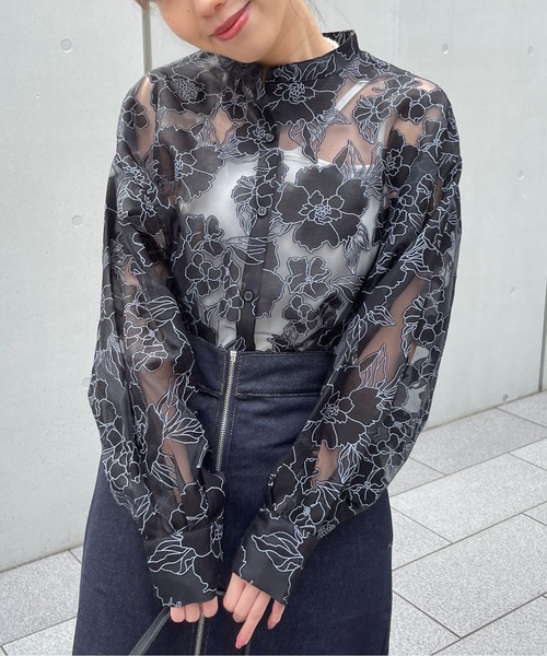 Meli rich(メリーリッチ)の「フラワージャガードシアーバンドカラーシャツ(シャツ/ブラウス・レディース・オフホワイト/ブラック/アイボリー・FREE)」の3枚目の写真