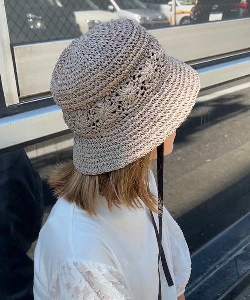 LBC(エルビーシー)の「こま編みフラワーバケットハット(ハット・レディース・キャメル/グレー・FREE)」の1枚目の写真