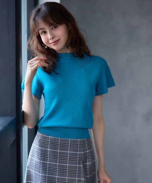 12Twelve Agenda(トゥエルブ アジェンダ)の「ネック刺繍半袖ニットプルオーバー(ニット/セーター・レディース・アイボリー/ブルーグリーン/チャコールグレー・M)」の6枚目の写真