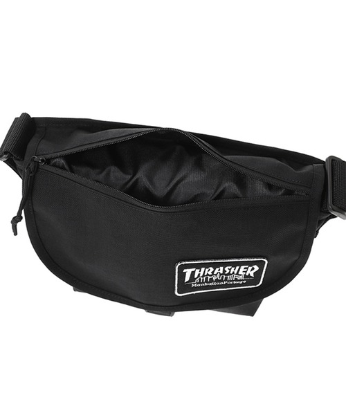 Manhattan Portage(マンハッタンポーテージ)の「Nylon Messenger Bag JR Flap Zipper Pocket Embroidered Patch THRASHER(メッセンジャーバッグ・メンズ・ブラック・SMALL)」の6枚目の写真