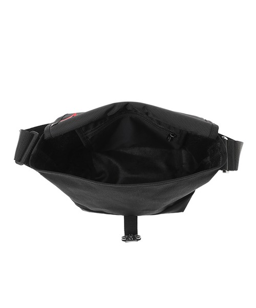 Manhattan Portage(マンハッタンポーテージ)の「Nylon Messenger Bag JR Flap Zipper Pocket Embroidered Patch THRASHER(メッセンジャーバッグ・メンズ・ブラック・SMALL)」の5枚目の写真