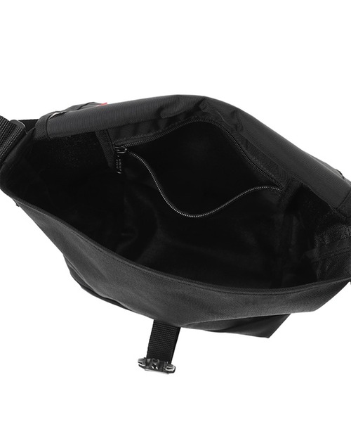 Manhattan Portage(マンハッタンポーテージ)の「Nylon Messenger Bag JR Flap Zipper Pocket Embroidered Patch THRASHER(メッセンジャーバッグ・メンズ・ブラック・SMALL)」の4枚目の写真