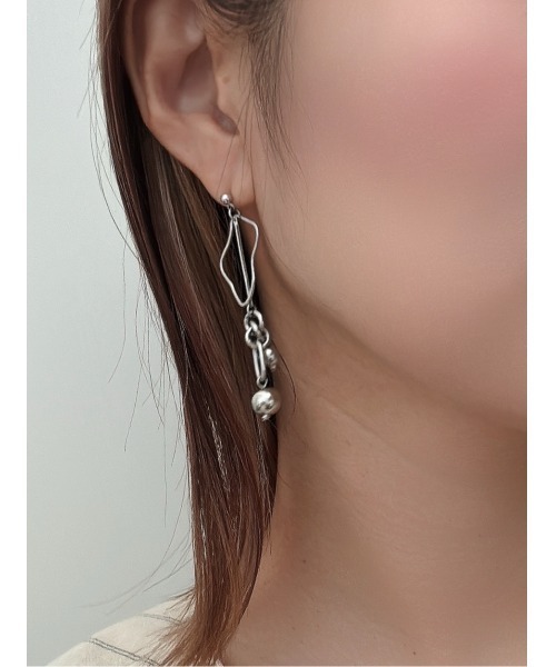 tone(トーン)の「【Withy】抜け感が魅力 シルバーカラーのピアス / メタルスウィング(MA)(ピアス(両耳用)・レディース・シルバー・FREE)」の12枚目の写真