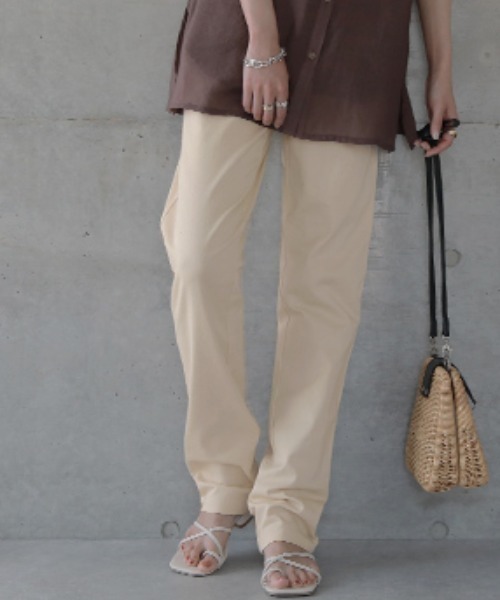 HUG.U（ハグユー）の「くしゅゆるエアリーパンツ（チノパンツ・レディース・アイボリー/オリーブ/ブラック/ダークブルー/モカ/アッシュグレー・XL/M/S/L）」の8枚目の写真