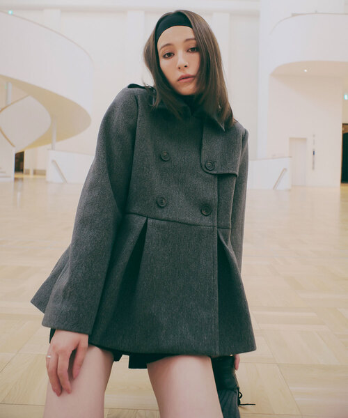 KOBE LETTUCE（コウベレタス）の「プリーツ切替ペプラムダブルボタンコート（ダウンジャケット/コート・レディース・チャコール/キャメル/ブラック・M）」の3枚目の写真