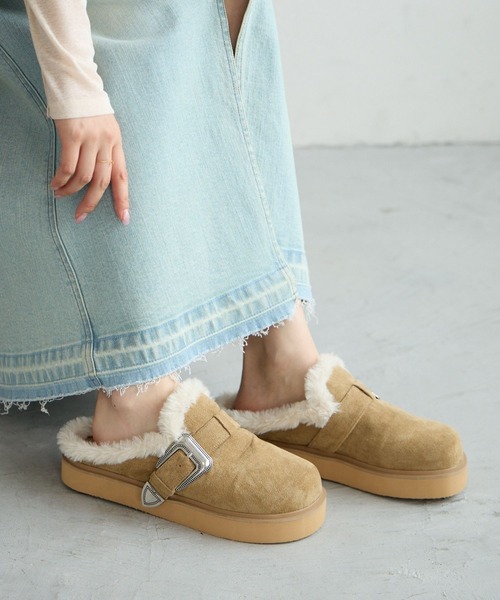 BAYFLOW（ベイフロー）の「[撥水機能付き]メタルバックルファークロッグ（スリッポン・レディース・ベージュ/ブラック・MEDIUM/LARGE）」の2枚目の写真