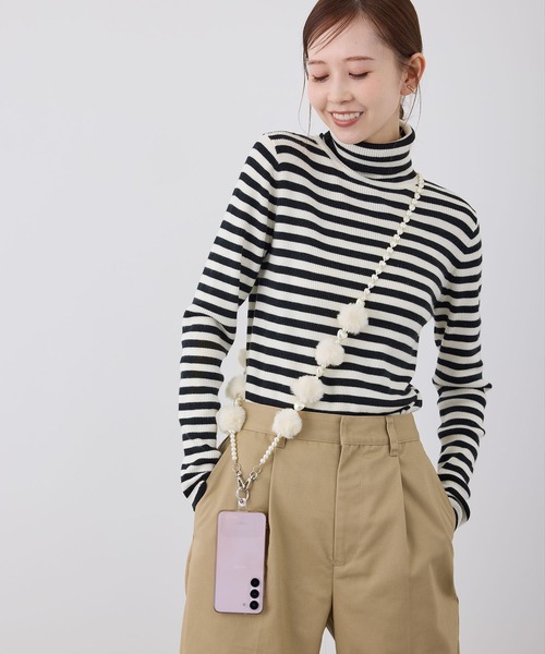 ROPE' PICNIC(ロペピクニック)の「ハートパール×ポンポンファースマホショルダーストラップ(スマホグッズ・レディース・オフホワイト/ブラック・FREE)」の3枚目の写真
