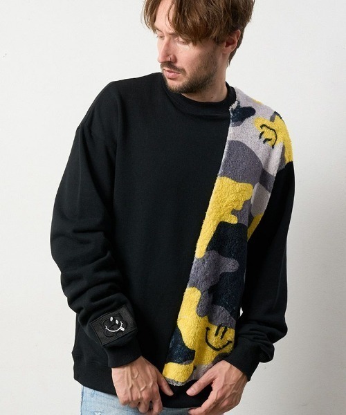 STUD MUFFIN（スタッドマフィン）の「STUD MUFFIN/スタッドマフィン/Smile Camo Asymmetry Crew Sweat（スウェット・メンズ・ベージュ/ブラック・3/2/4）」の2枚目の写真