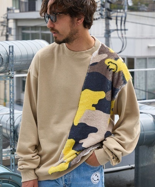 STUD MUFFIN（スタッドマフィン）の「STUD MUFFIN/スタッドマフィン/Smile Camo Asymmetry Crew Sweat（スウェット・メンズ・ベージュ/ブラック・3/2/4）」の5枚目の写真