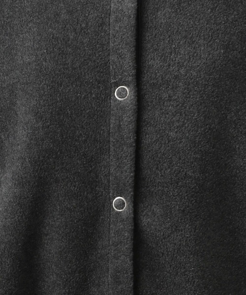 BAYFLOW（ベイフロー）の「[前後で着られる]2WAYフリースショートカーディガン（カーディガン/ボレロ・レディース・ベージュ/チャコール/レッド・FREE）」の4枚目の写真