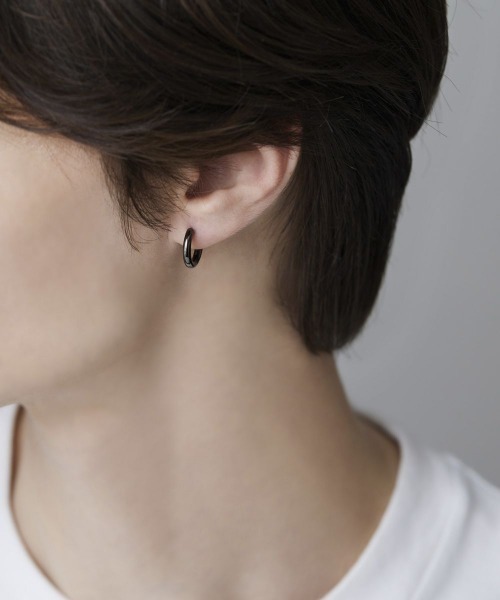 4℃ HOMME+(ヨンドシーオムプラス)の「シルバー フープ ピアス(ピアス(両耳用)・メンズ・ブラック・FREE)」の3枚目の写真