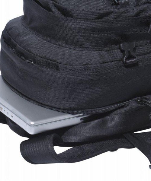 NEW ERA（ニューエラ）の「NEW ERA CARRIER PACK（ニューエラ キャリアパック）（バックパック/リュック・メンズ・ブラック・FREE）」の2枚目の写真