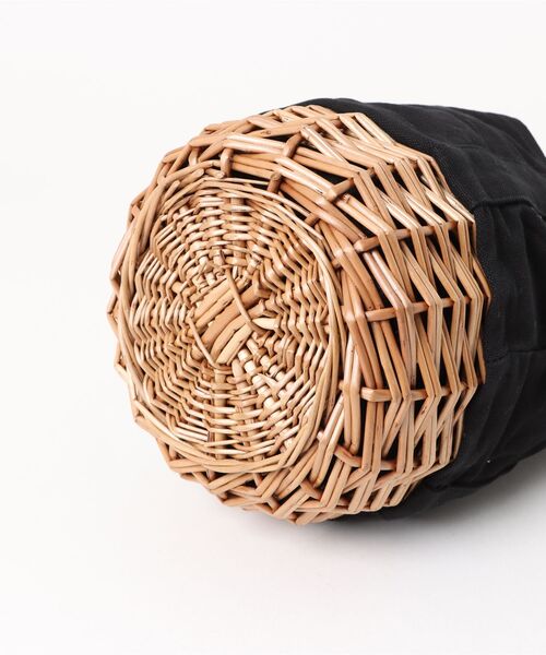 and it_（アンドイット）の「柳×キャンバス生地巾着バッグ（丸底型）（トートバッグ・レディース・アイボリー/ブラック・FREE）」の4枚目の写真