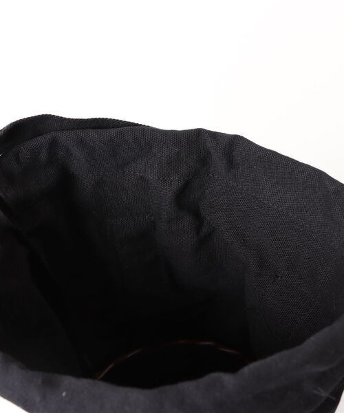 and it_（アンドイット）の「柳×キャンバス生地巾着バッグ（丸底型）（トートバッグ・レディース・アイボリー/ブラック・FREE）」の5枚目の写真