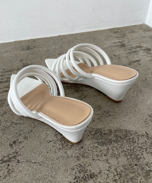 AIC.（エーアイシー）の「メニーベルトポインテッドトゥサンダル（サンダル・レディース・オフホワイト/ブラック・MEDIUM/LARGE/SMALL）」の18枚目の写真