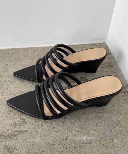 AIC.（エーアイシー）の「メニーベルトポインテッドトゥサンダル（サンダル・レディース・オフホワイト/ブラック・MEDIUM/LARGE/SMALL）」の4枚目の写真