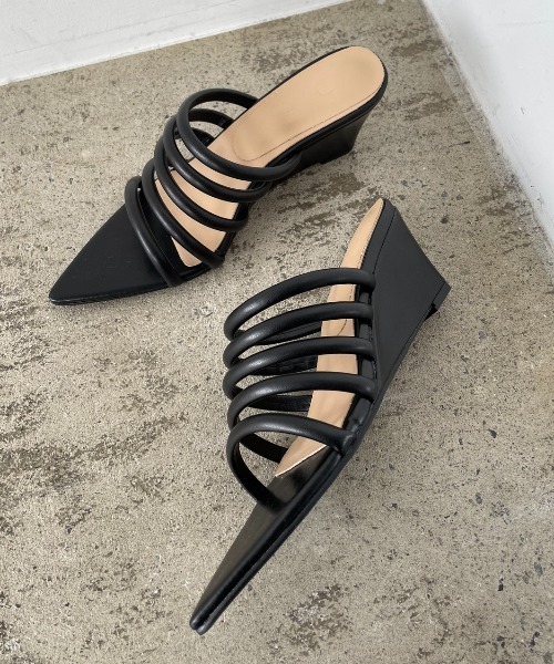 AIC.（エーアイシー）の「メニーベルトポインテッドトゥサンダル（サンダル・レディース・オフホワイト/ブラック・MEDIUM/LARGE/SMALL）」の5枚目の写真