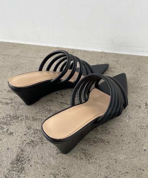 AIC.（エーアイシー）の「メニーベルトポインテッドトゥサンダル（サンダル・レディース・オフホワイト/ブラック・MEDIUM/LARGE/SMALL）」の6枚目の写真