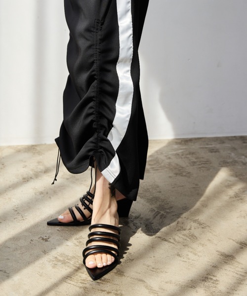 AIC.（エーアイシー）の「メニーベルトポインテッドトゥサンダル（サンダル・レディース・オフホワイト/ブラック・MEDIUM/LARGE/SMALL）」の11枚目の写真
