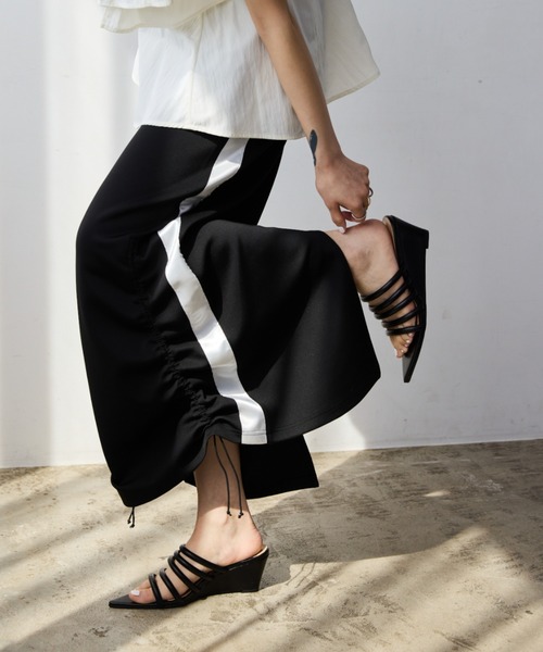 AIC.（エーアイシー）の「メニーベルトポインテッドトゥサンダル（サンダル・レディース・オフホワイト/ブラック・MEDIUM/LARGE/SMALL）」の13枚目の写真