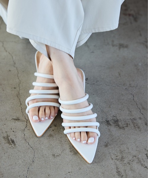 AIC.（エーアイシー）の「メニーベルトポインテッドトゥサンダル（サンダル・レディース・オフホワイト/ブラック・MEDIUM/LARGE/SMALL）」の20枚目の写真