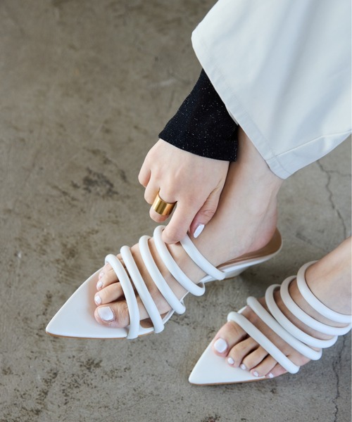 AIC.（エーアイシー）の「メニーベルトポインテッドトゥサンダル（サンダル・レディース・オフホワイト/ブラック・MEDIUM/LARGE/SMALL）」の21枚目の写真