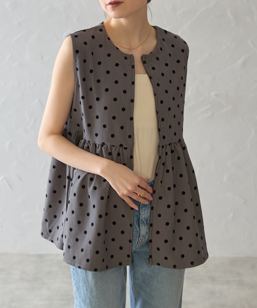 each（イーチ）の「フロッキードットペプラムジップアップノースリベスト（ベスト・レディース・グレー/ブラック/ネイビー・FREE）」の3枚目の写真