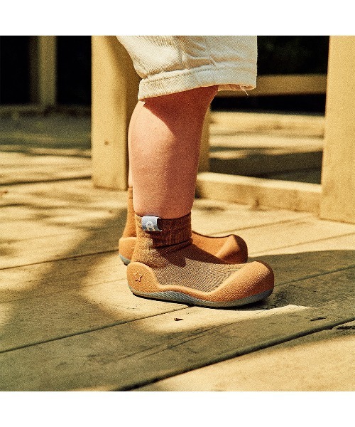 Attipas(アティパス)の「Attipas/Label ラベル(その他シューズ・キッズ・グレー/キャメル・11.5cm/12.5cm)」の7枚目の写真