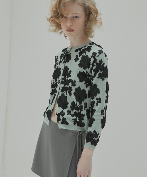 LE CIEL BLEU(ルシェルブルー)の「フラワージャカードカーディガン / Flower Jacquard Cardigan(カーディガン/ボレロ・レディース・チャコールグレー/ライトグリーン/オフホワイト・36)」の3枚目の写真