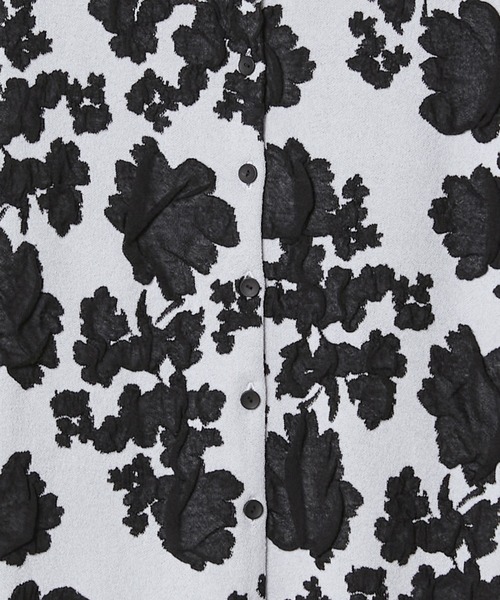 LE CIEL BLEU(ルシェルブルー)の「フラワージャカードカーディガン / Flower Jacquard Cardigan(カーディガン/ボレロ・レディース・チャコールグレー/ライトグリーン/オフホワイト・36)」の5枚目の写真