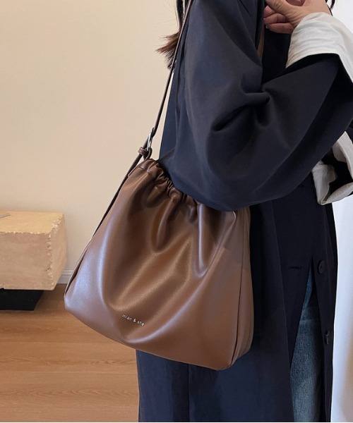 gossip！ロサンゼルス（ゴシップロサンゼルス）の「Y2K ギャザーフリル　トートバッグ 《通勤・通学に！》（ショルダーバッグ・レディース・ブラック/ブラウン・FREE）」の2枚目の写真