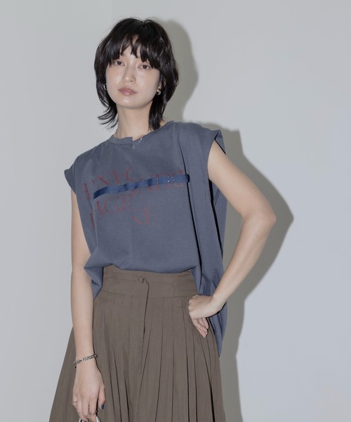 Eimee Law（エイミーロウ）の「リメイクショルダータック トップス（Tシャツ/カットソー・レディース・ダークグレー/ブラック/オフホワイト・FREE）」の2枚目の写真