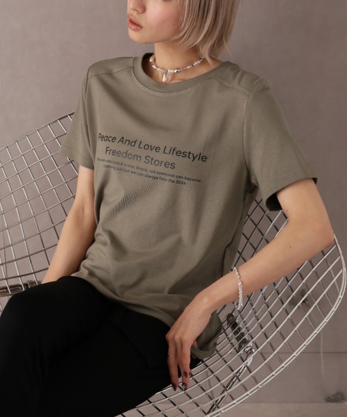 Girly Doll(ガーリードール)の「フロントロゴプリントクルーネックTシャツ(Tシャツ/カットソー・レディース・カーキ/ブラック/ホワイト・F)」の1枚目の写真