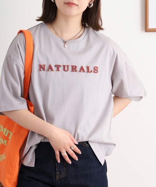 BRODIAEA(ブローディア)の「BRODIAEA 歯ブラシ加工カラフルロゴ半袖Tシャツ(Tシャツ/カットソー・レディース・グレイッシュベージュ/オフホワイト/ピンク/ブラック・40)」の1枚目の写真